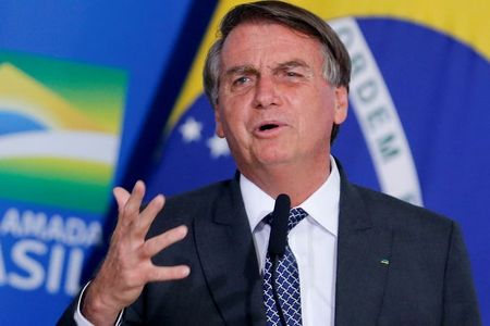 Bolsonaro eleva tom e volta a mirar em STF e