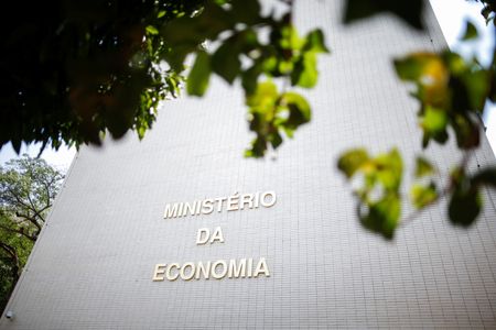 Auditores da Receita entregarão cargos em ato contra corte de