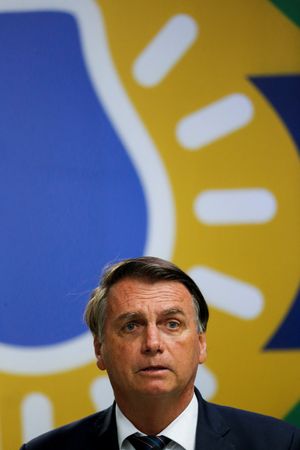 Bolsonaro volta a dizer, sem provas, que teria ganho no